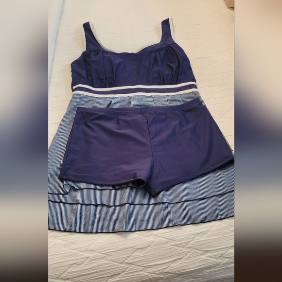 NWOT TIERED SWIM DRESS TANKINI with BOY SHORT - Picture 3 of 12